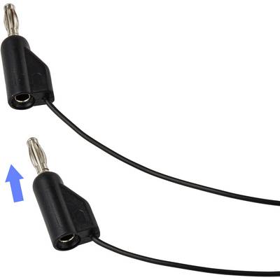 Zwei schwarze Bananenstecker, die durch ein Kabel verbunden sind. Ein blauer Pfeil zeigt auf die Metallspitze eines Steckers und gibt die Verbindungsrichtung an.