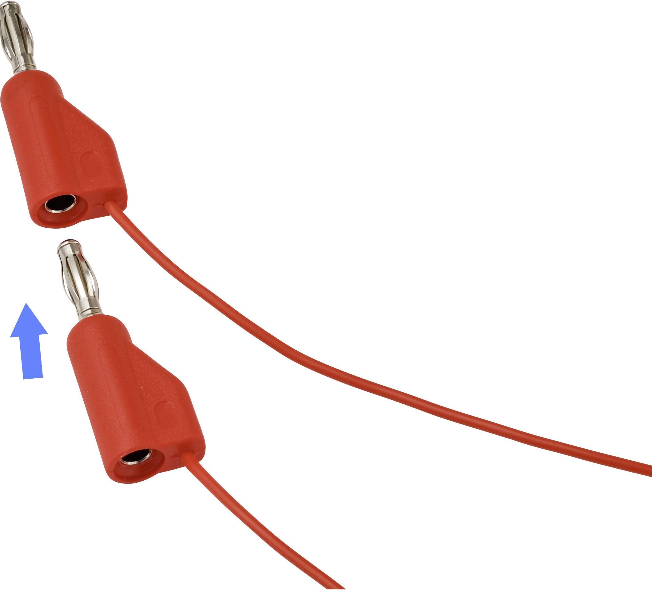 Rote elektrische Steckdosen-Kabel mit Metallsteckern an den Enden.