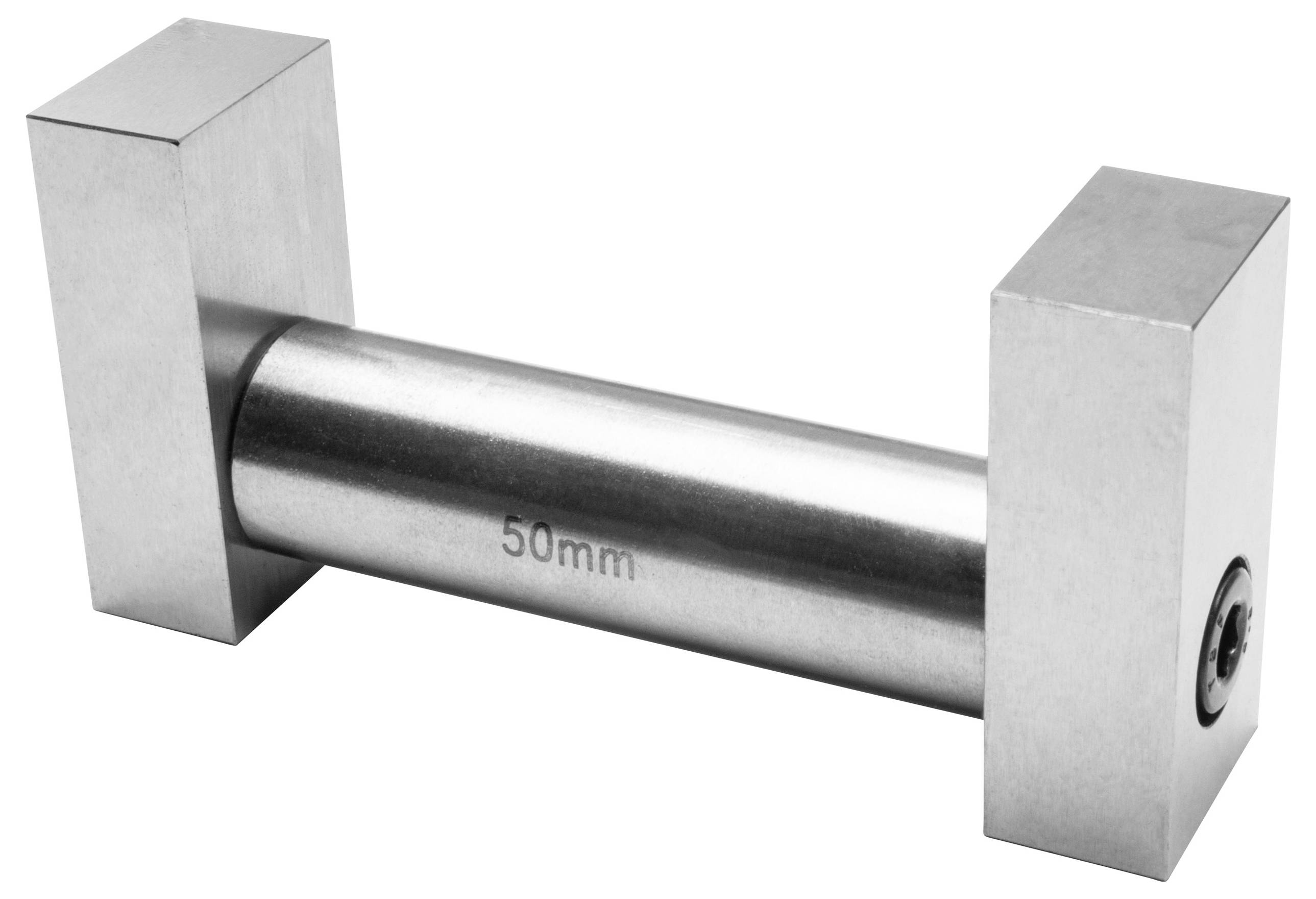 Ein Metallmessblock mit einem zylindrischen Zentrum und quadratischen Enden, beschriftet mit '50mm', der für Präzisionsmessungen verwendet wird.