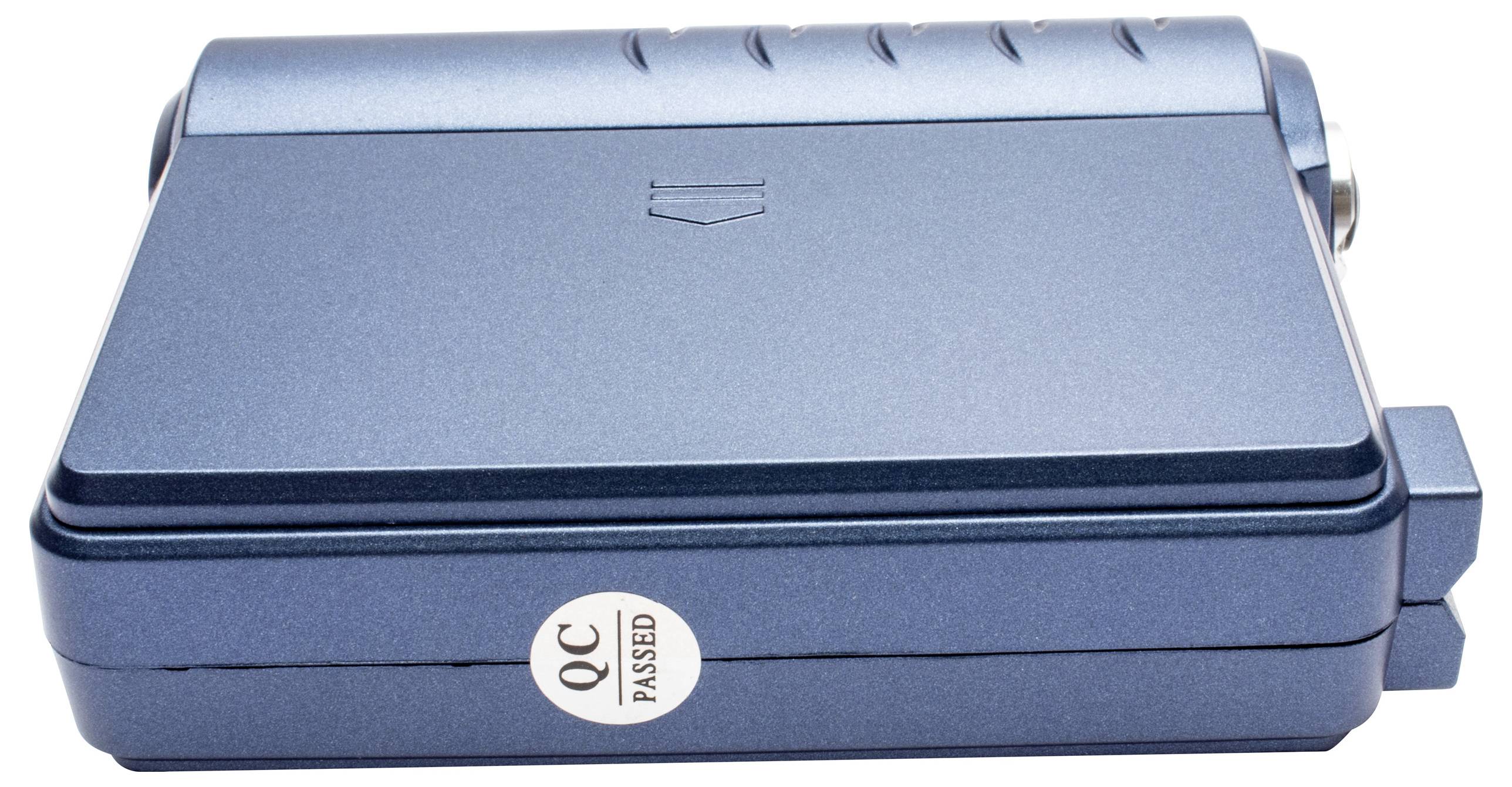 Ein blaues Metallgerät mit einem runden Anschluss und einem "QC Passed"-Aufkleber, höchstwahrscheinlich ein tragbares elektronisches Gerät oder Testgerät.