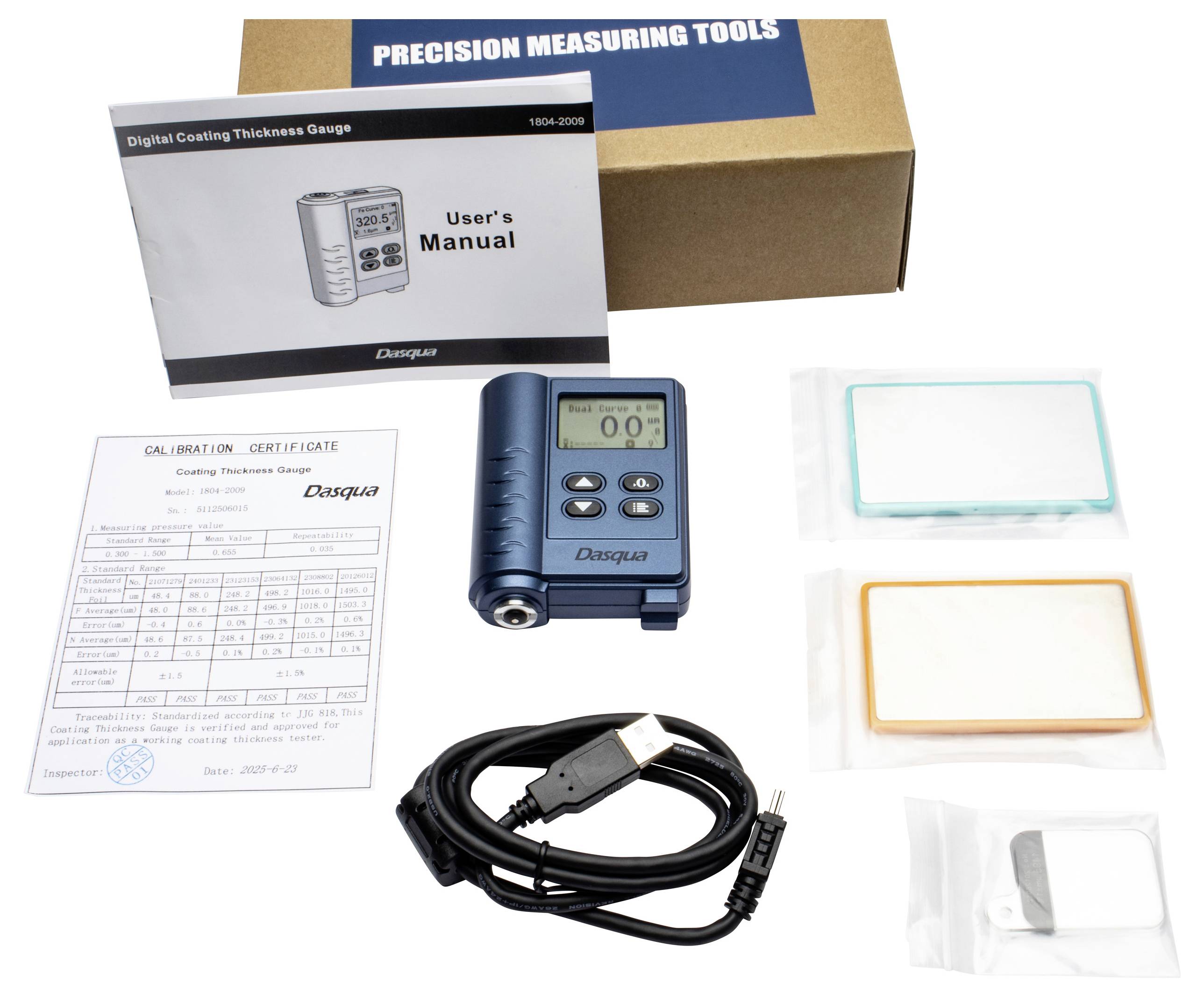 Digitales Beschichtungsdicken-Messgerät-Set umfasst ein Messgerät, Bedienungsanleitung, Kalibrierzertifikat, Kalibriermessfolien, USB-Kabel und Koffer.