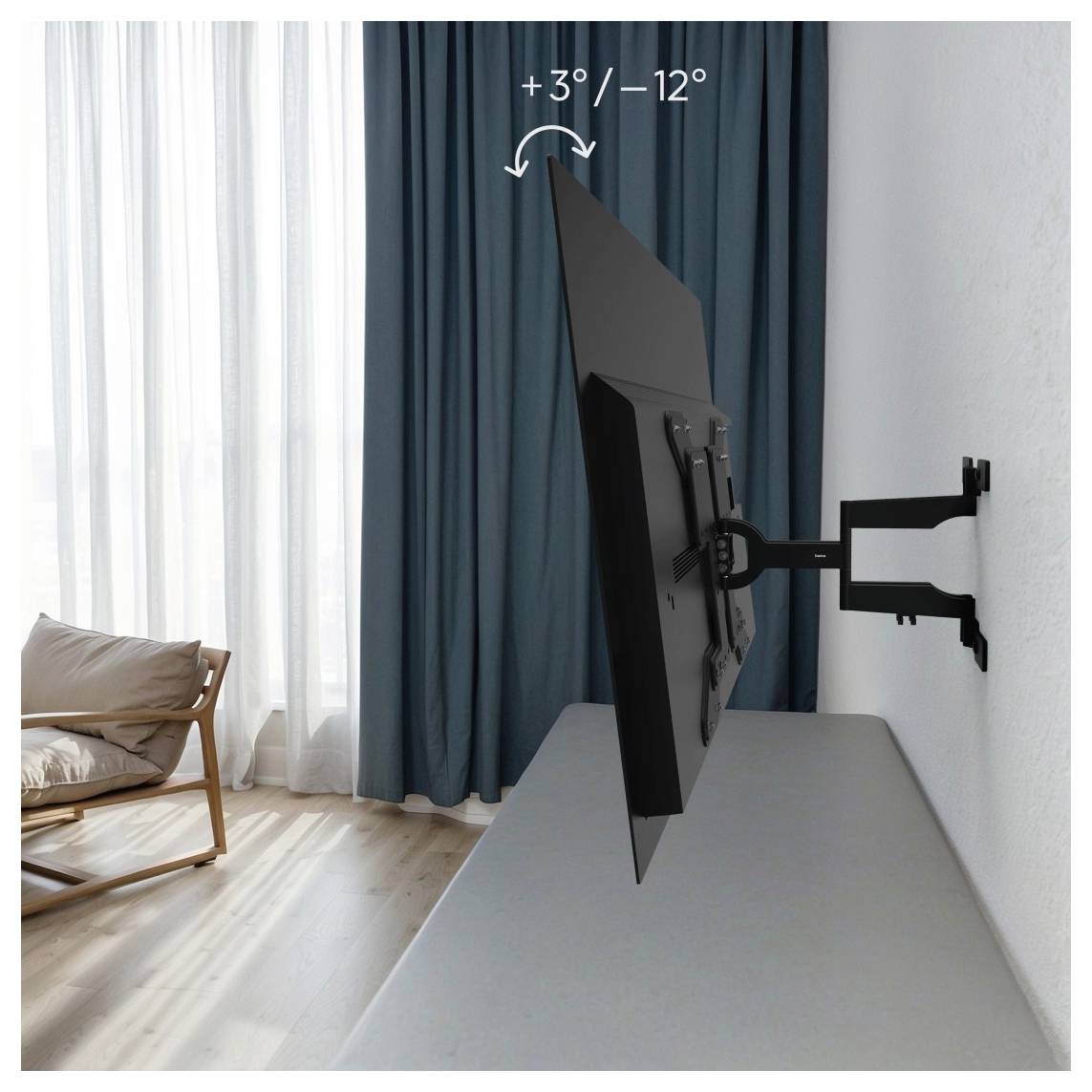Ein Flachbildfernseher ist an einer schwenkbaren Wandhalterung in einem modernen Wohnzimmer montiert und zeigt einen Neigungsbereich von '+3°/-12°' daneben an.