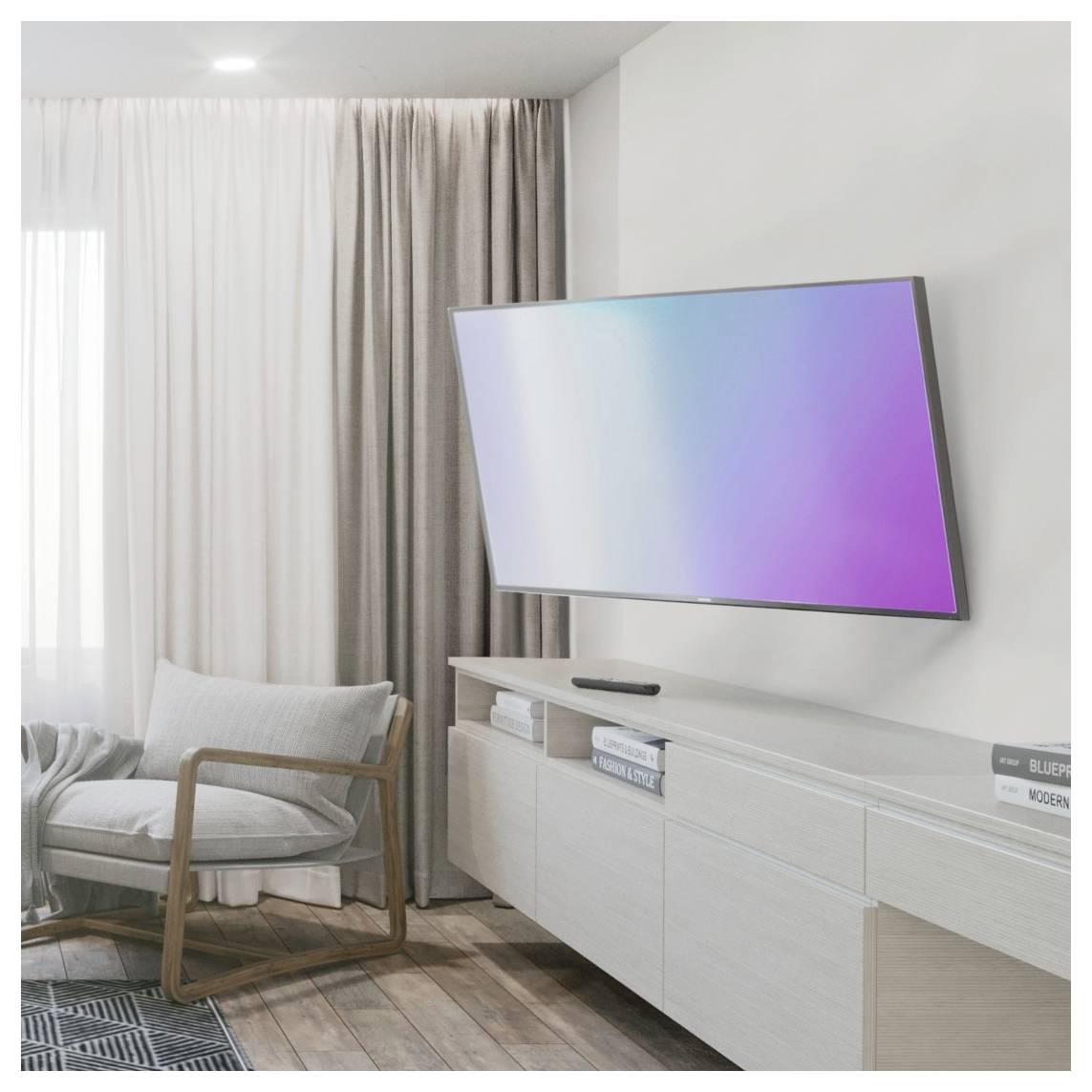 Ein modernes Wohnzimmer mit einem wandmontierten Flachbildfernseher, der einen Farbverlauf anzeigt, einem Holzsessel und einem hellen Holzschrank mit Büchern.