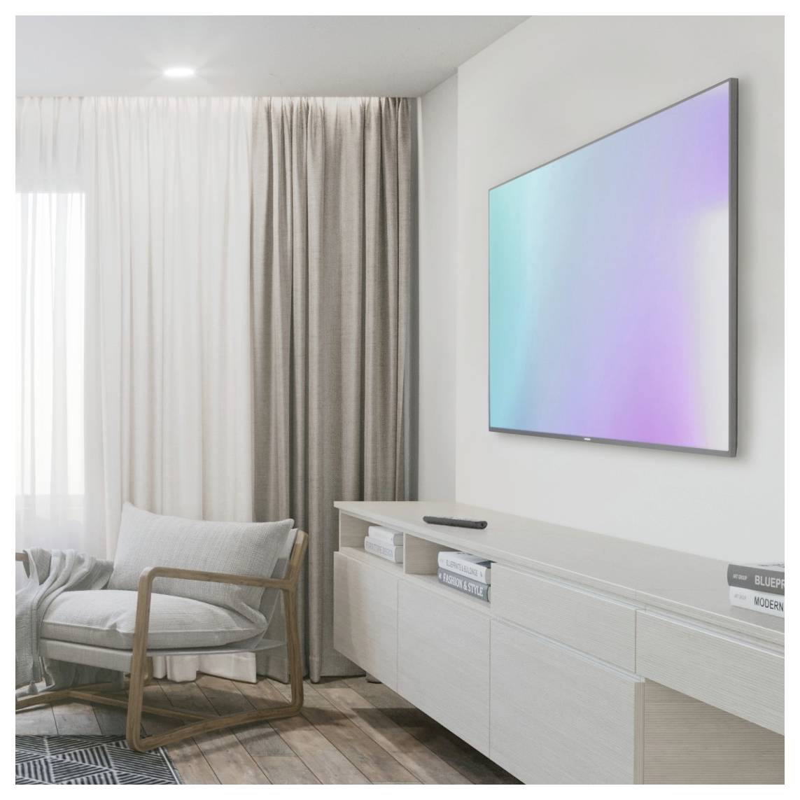 Modernes Wohnzimmer mit einem wandmontierten Fernseher, der einen Farbverlauf anzeigt. Ein Holzstuhl sitzt neben einem Fenster mit durchscheinenden Vorhängen.