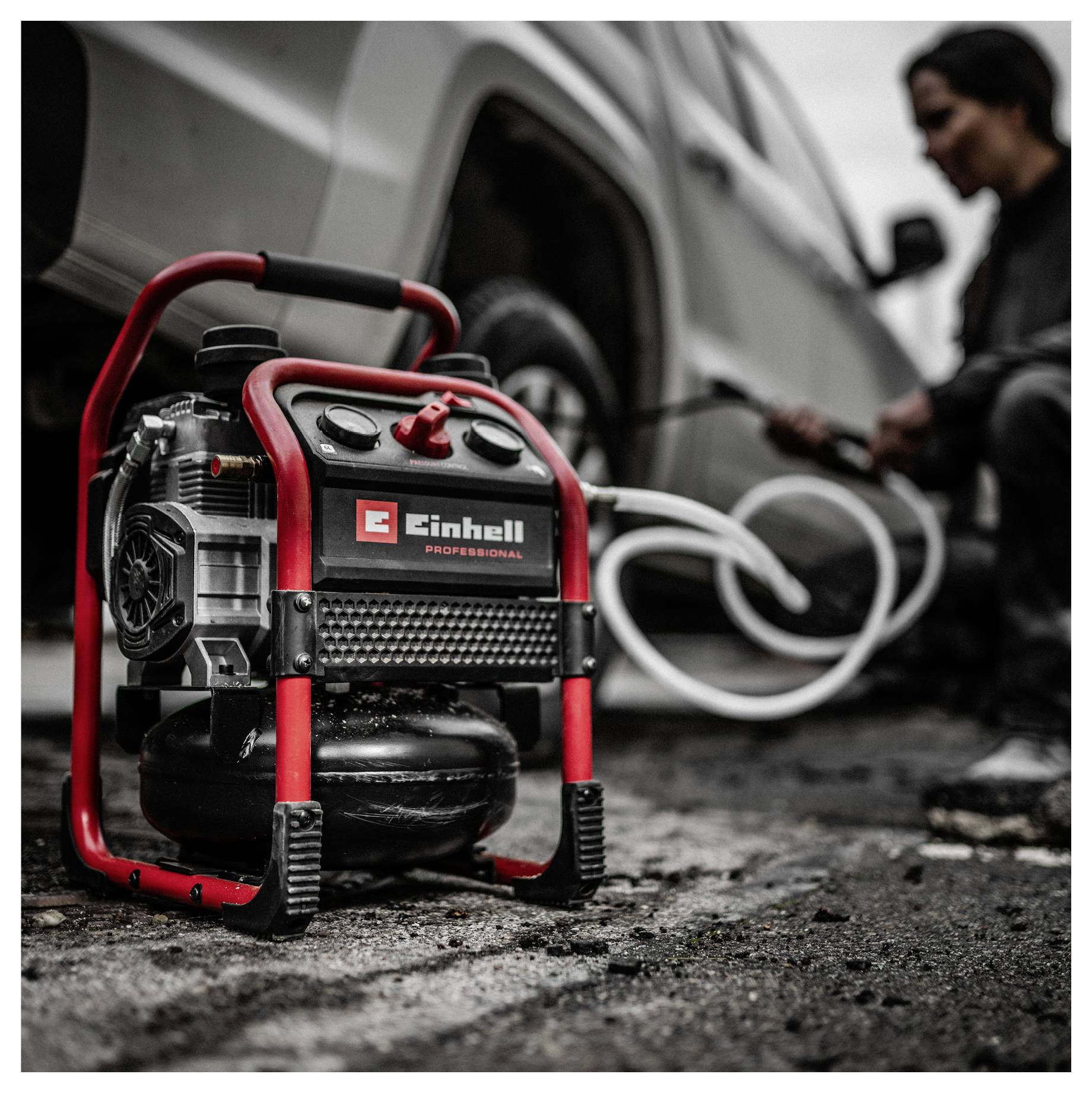 Nahaufnahme eines schwarzen Kunststoffgeräts mit einem offenen rechteckigen Fach und einer durchscheinenden Scharnierdecke darüber, plus einem roten Seitenpanel.