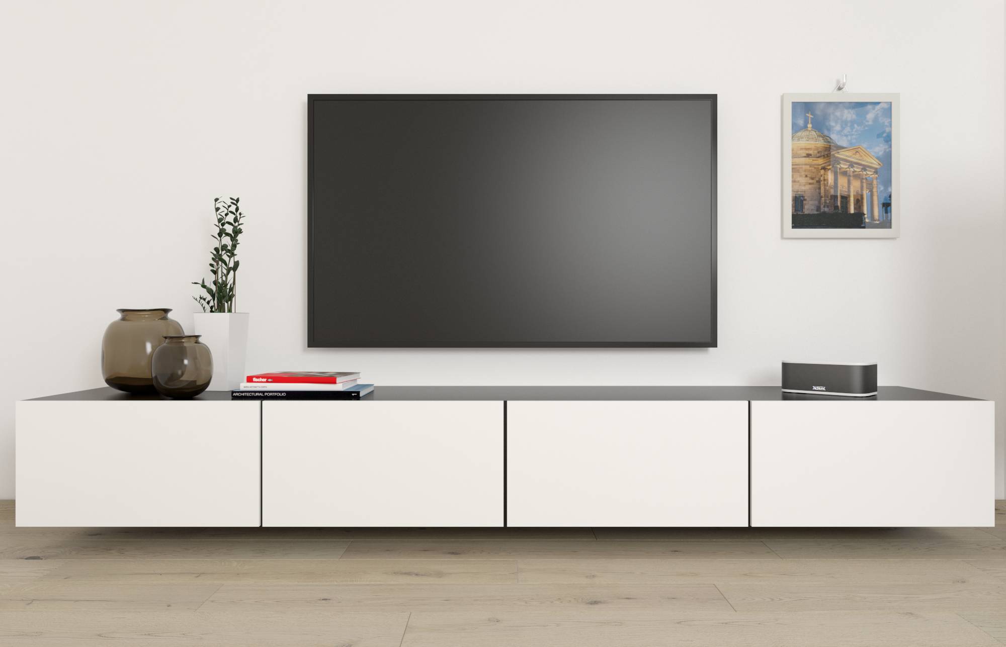 Modernes Wohnzimmerwand mit einem großen leeren Flachbildfernseher über einem niedrigen weißen Schrank, dekoriert mit einer Pflanze, Vasen, Büchern und einem Bild im Rahmen.