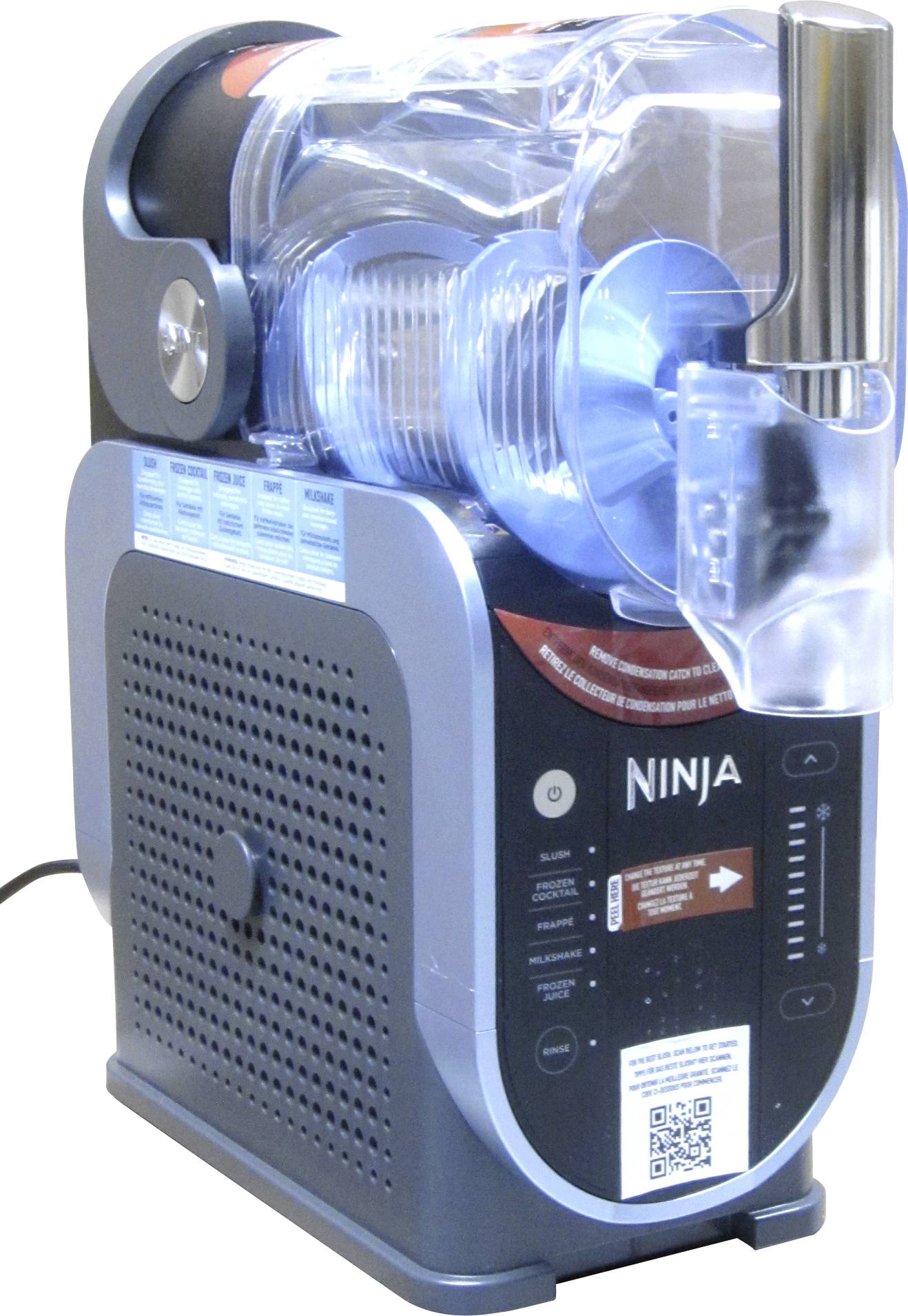 Ein schwarzer Ninja-Eiswürfelmaker für die Arbeitsplatte mit transparentem Wasser-/Eisbehälter, Bedienfeld an der Vorderseite und metallischer Ausgabedüse.