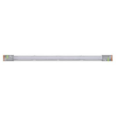 Nahaufnahme einer wandmontierten Leuchtstofflampe mit beiden sichtbaren Endkappen, horizontal gegen eine weiße Decke angebracht.