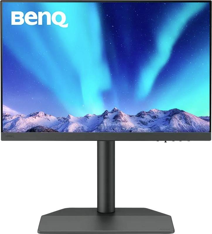 Ein Computer-Monitor mit dem 'BenQ'-Logo zeigt ein Bild der Polarlichter über verschneiten Bergen.