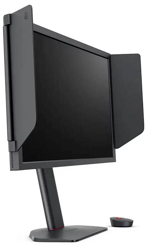 Ein Computermonitor mit einem Sichtschutzfilter, von der Seite betrachtet. Ein Steuergerät liegt daneben auf dem Schreibtisch.