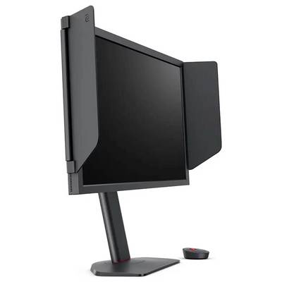 Ein Computermonitor mit einem Sichtschutzfilter, von der Seite betrachtet. Ein Steuergerät liegt daneben auf dem Schreibtisch.