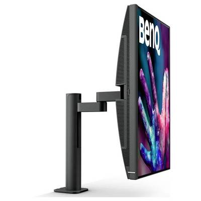 Ein Computermonitor mit dem 'BenQ'-Logo auf der Rückseite, auf dessen Bildschirm ein farbenfroher Handabdruck zu sehen ist, montiert auf einem verstellbaren Arm.