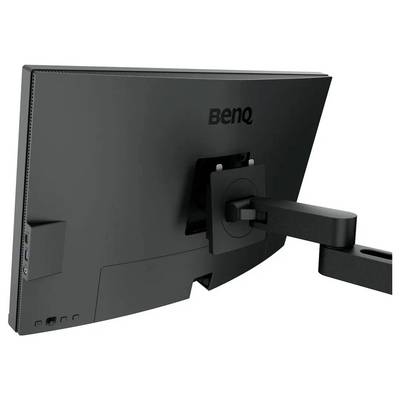 Ein schwarzer Monitor mit einem gebogenen Bildschirm ist an einem verstellbaren Arm befestigt. Die Marke 'BenQ' ist auf der Rückseite sichtbar.