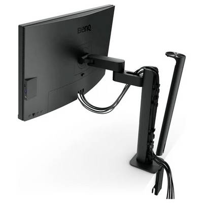 Ein schwarzer Computermonitor, der auf einem verstellbaren Monitorarm montiert ist, mit Kabeln, die entlang des Arms sauber organisiert sind und einen aufgeräumten Arbeitsplatz präsentieren.