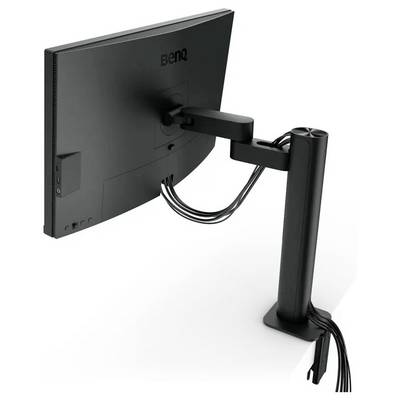 Ein schwarzer Computermonitor auf einem verstellbaren Ständer mit Kabelverwaltung, von hinten betrachtet, mit sichtbarer Markenbezeichnung und Bedienungstasten.