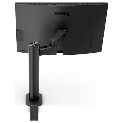 Ein schwarzer BenQ-Monitor an einem verstellbaren Ständer, von hinten betrachtet, der sein schlankes Design und seine Kabelmanagement-Funktionen präsentiert.