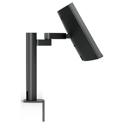 Ein schwarzer, verstellbarer Monitorarm hält einen Bildschirm in einem Winkel und hebt dessen ergonomisches Design für flexible Positionierung hervor.