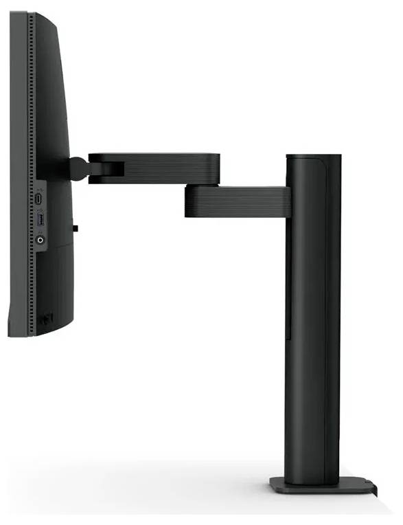 Eine Seitenansicht eines schwarzen Computermonitors, der auf einem verstellbaren, ergonomischen Monitorarm befestigt ist, der Höhen- und Winkelanpassungen ermöglicht.