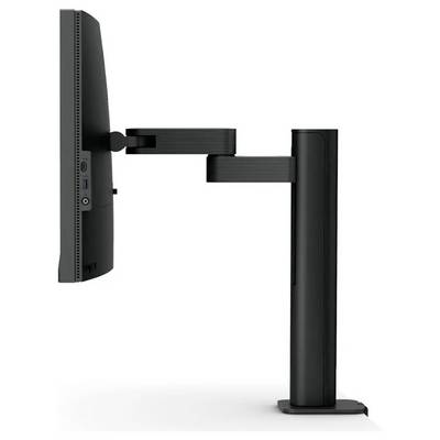 Eine Seitenansicht eines schwarzen Computermonitors, der auf einem verstellbaren, ergonomischen Monitorarm befestigt ist, der Höhen- und Winkelanpassungen ermöglicht.