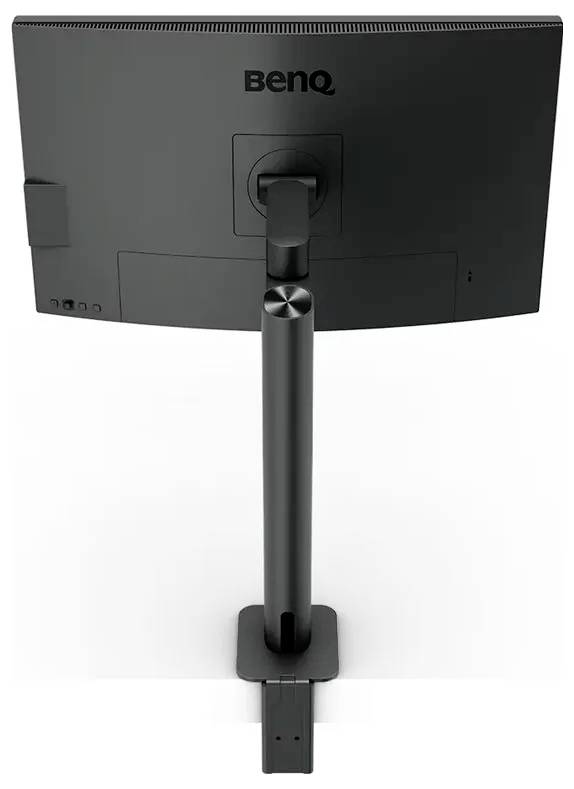 Rückansicht eines BenQ-Monitors, der auf einem Ständer montiert ist und Höhenverstellungsfunktionen sowie ein Kabelmanagementsystem vor einem weißen Hintergrund zeigt.