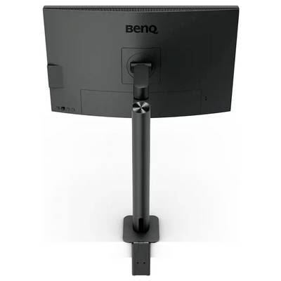 Rückansicht eines BenQ-Monitors, der auf einem Ständer montiert ist und Höhenverstellungsfunktionen sowie ein Kabelmanagementsystem vor einem weißen Hintergrund zeigt.