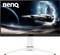 Ein schlankes, futuristisches Raumschiff fliegt über eine raue Landschaft unter einem dunklen Himmel mit Blitzen. Das 'BenQ' Logo wird oben links angezeigt.