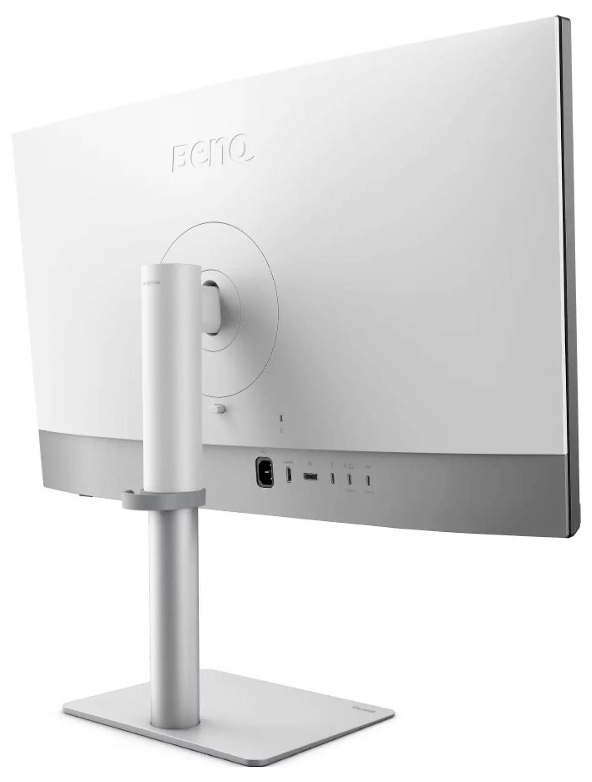 Ein weißer Computermonitor, von hinten betrachtet, auf einem silbernen Ständer montiert, mit mehreren Anschlussports am unteren Rand.