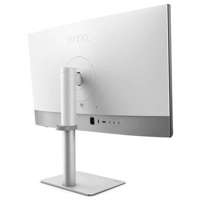 Ein weißer Computermonitor, von hinten betrachtet, auf einem silbernen Ständer montiert, mit mehreren Anschlussports am unteren Rand.