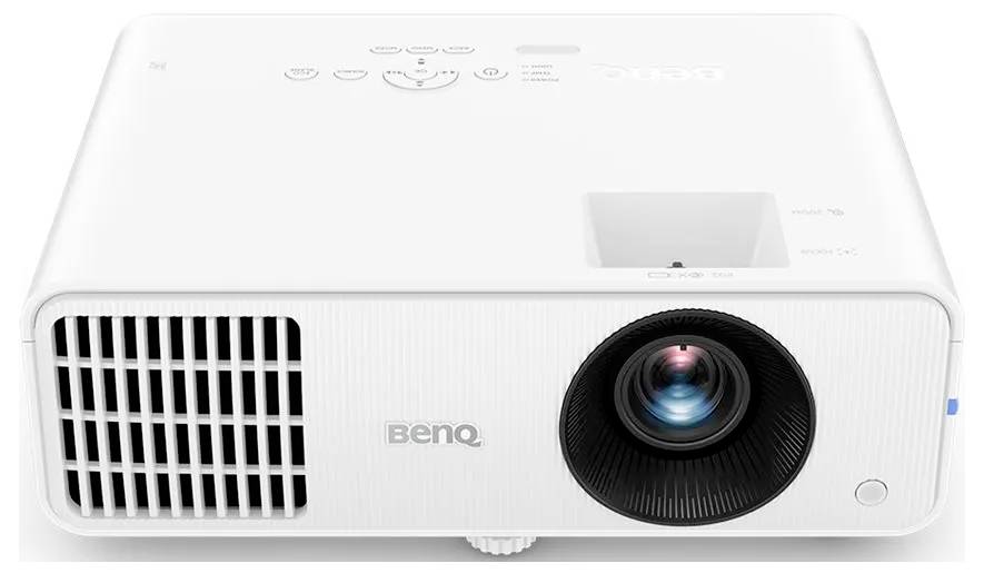 Ein weißer Multimediaprojector der Marke 'BenQ' an der Vorderseite, ausgestattet mit einer Linse, Bedienungstasten auf der Oberseite und Belüftungsöffnungen an der Seite.