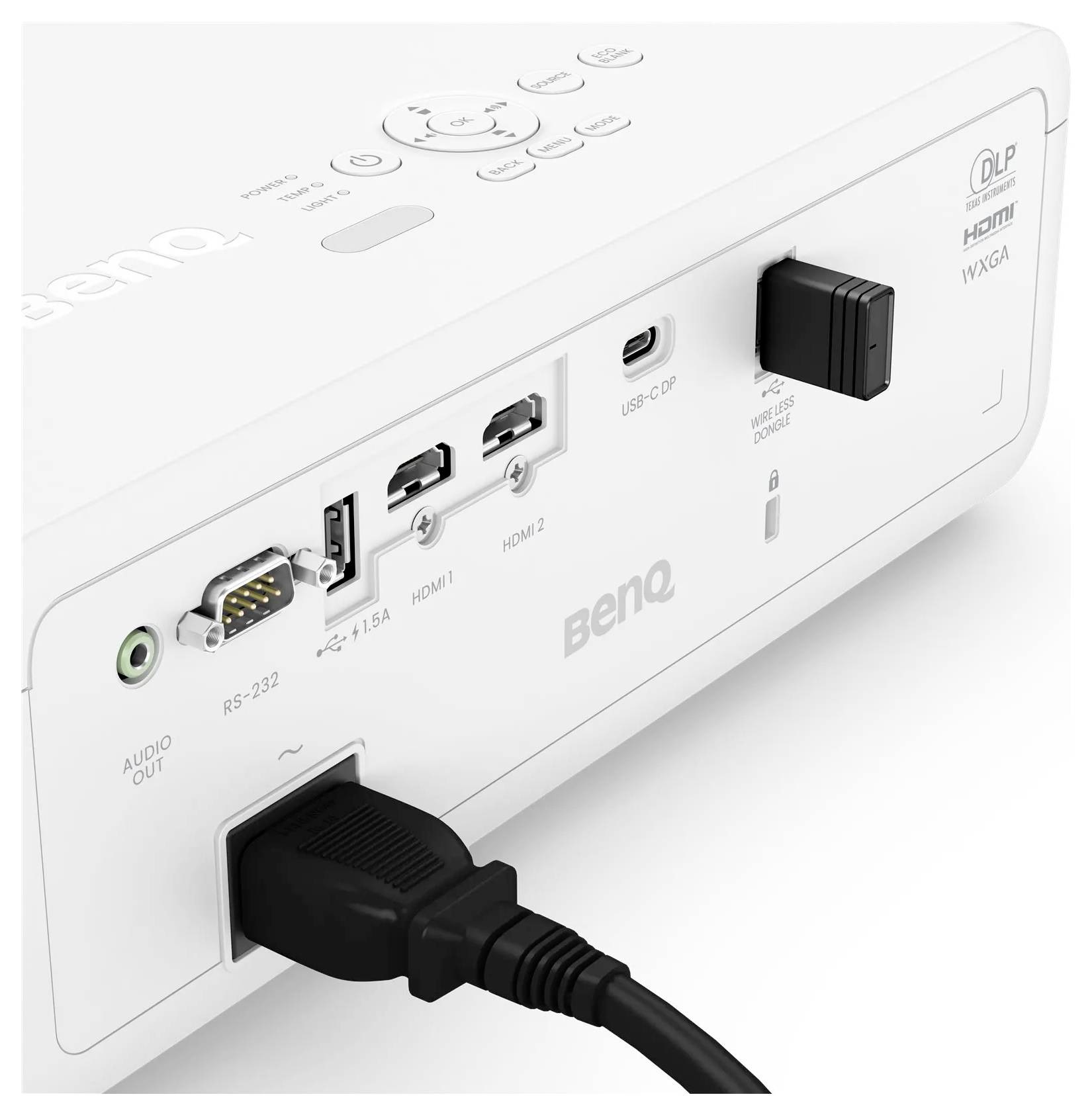 Das Bild zeigt die Rückseite eines BenQ-Projektors mit verschiedenen Anschlüssen, darunter HDMI, USB und Audio, bereit für Verbindungen.