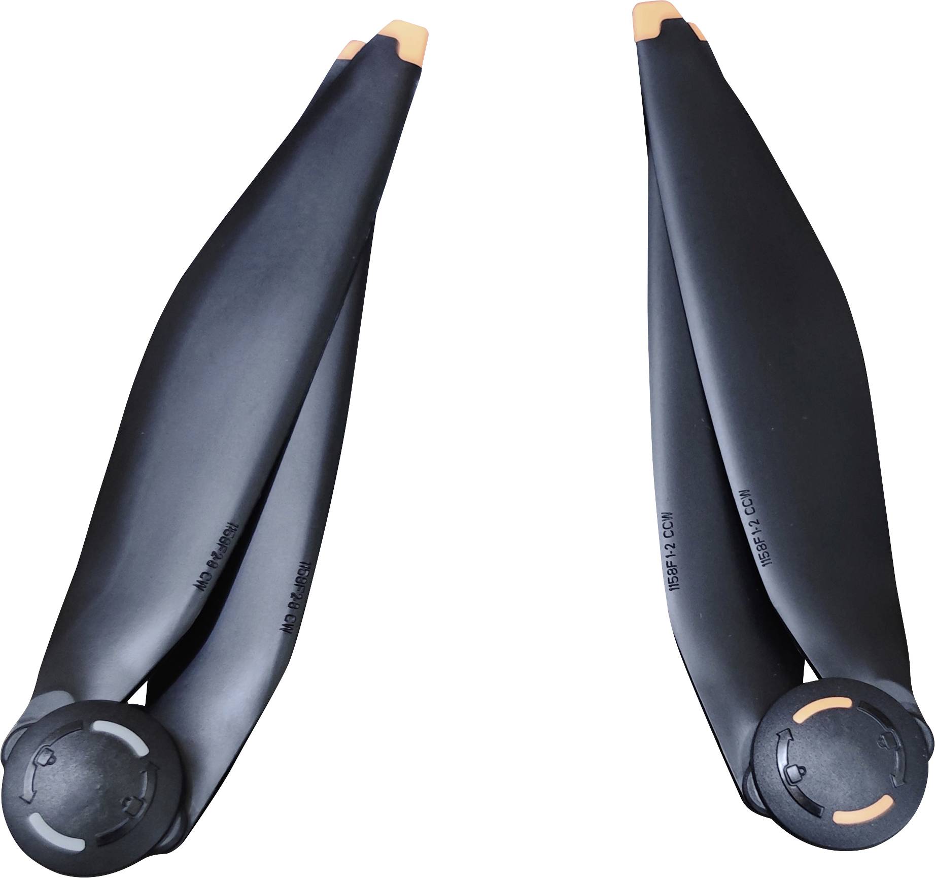 Zwei gefaltete schwarze Drohnenpropeller mit orangefarbenen Spitzen werden gezeigt, die jeweils an einer kreisförmigen Nabe befestigt sind und in entgegengesetzte Richtungen zeigen.