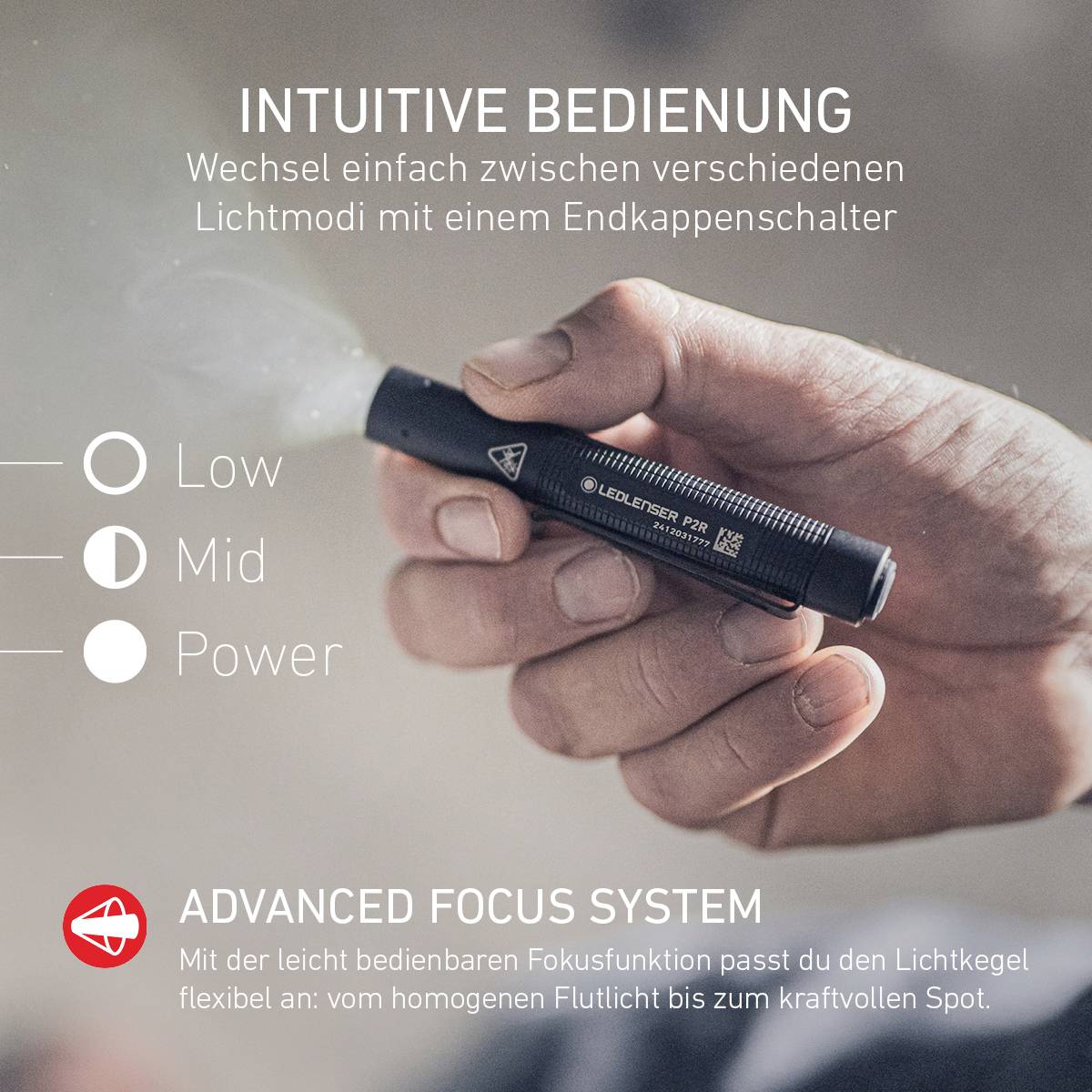 'Eine Hand hält eine Taschenlampe mit Anzeige der Modi: Low, Mid, Power. Text beschreibt einfache Bedienung und Fokussystem.'