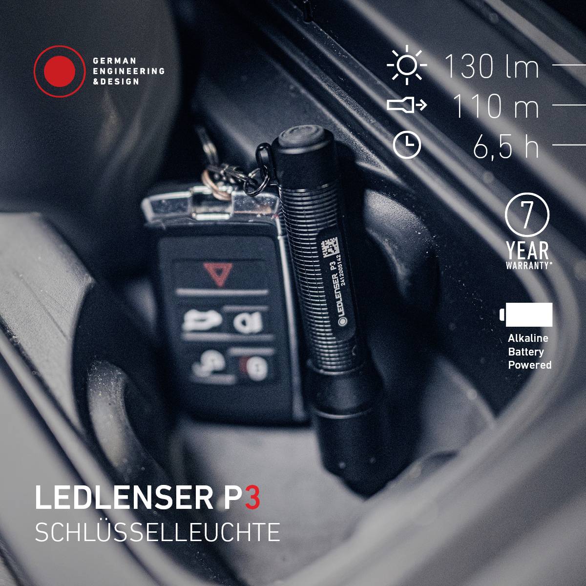 'Taschenlampe und Autoschlüssel im Auto. LEDLenser P3, 130 Lumen, Reichweite 110m, Laufzeit 6,5h. 7 Jahre Garantie, batteriebetrieben.'