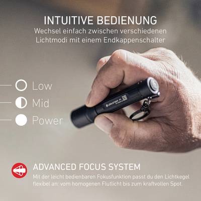 Eine Hand hält eine Taschenlampe mit Schalter am Ende. Text: 'INTUITIVE BEDIENUNG', Modi: 'Low', 'Mid', 'Power', und 'ADVANCED FOCUS SYSTEM'.