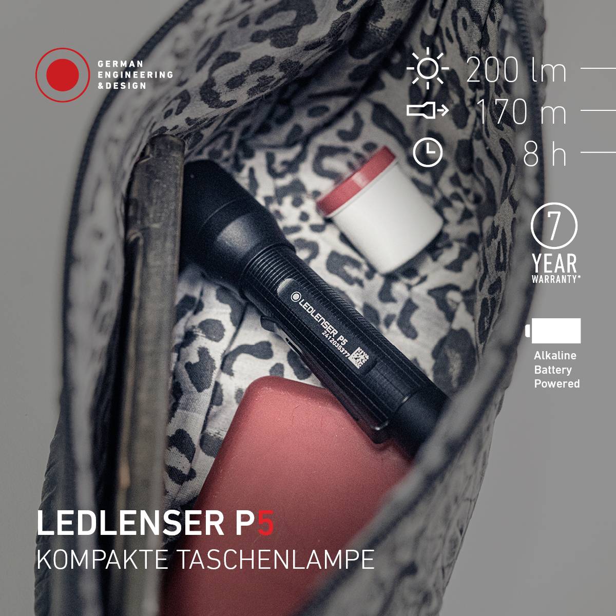 'LEDLENSER P5 kompakte Taschenlampe' liegt in einer Tasche. Helligkeit: 200 lm, Reichweite: 170 m, Laufzeit: 8 h, 7 Jahre Garantie.