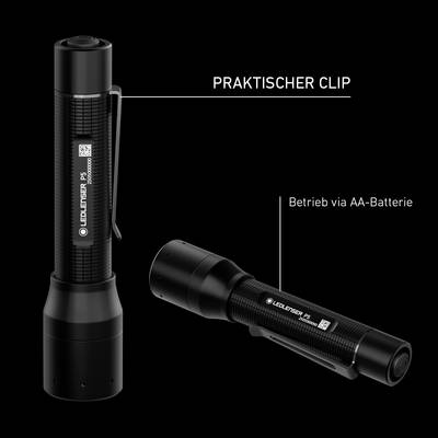 Zwei Taschenlampen mit der Aufschrift 'Ledlenser 5'; eine steht aufrecht mit einem praktischen Clip, die andere liegt seitlich. Betrieb mit AA-Batterie.