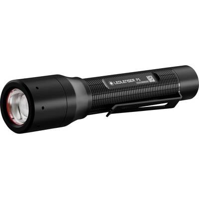 Eine schwarze LED-Taschenlampe mit der Aufschrift "LED Lenser P5" und einer Clips an der Seite. Beleuchtete Linse und strukturierter Griff sichtbar.