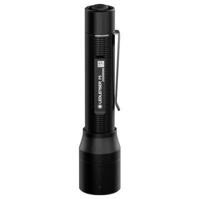 Eine schwarze, zylindrische Taschenlampe mit strukturiertem Griff und einer Klammer an der Seite, mit der Aufschrift 'LEDLENSER P5' und '250 LUMEN' nahe dem oberen Ende.