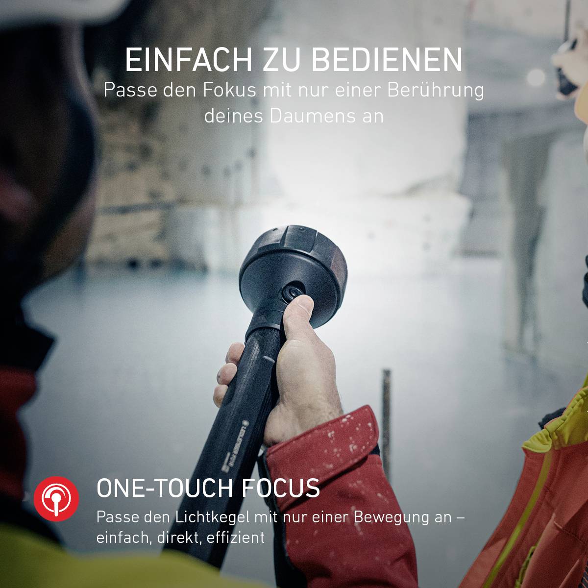 'Person hält ein Kameraobjektiv. Text: Einfach zu bedienen, One-Touch Focus - Passe den Lichtkegel mit nur einer Bewegung an.'