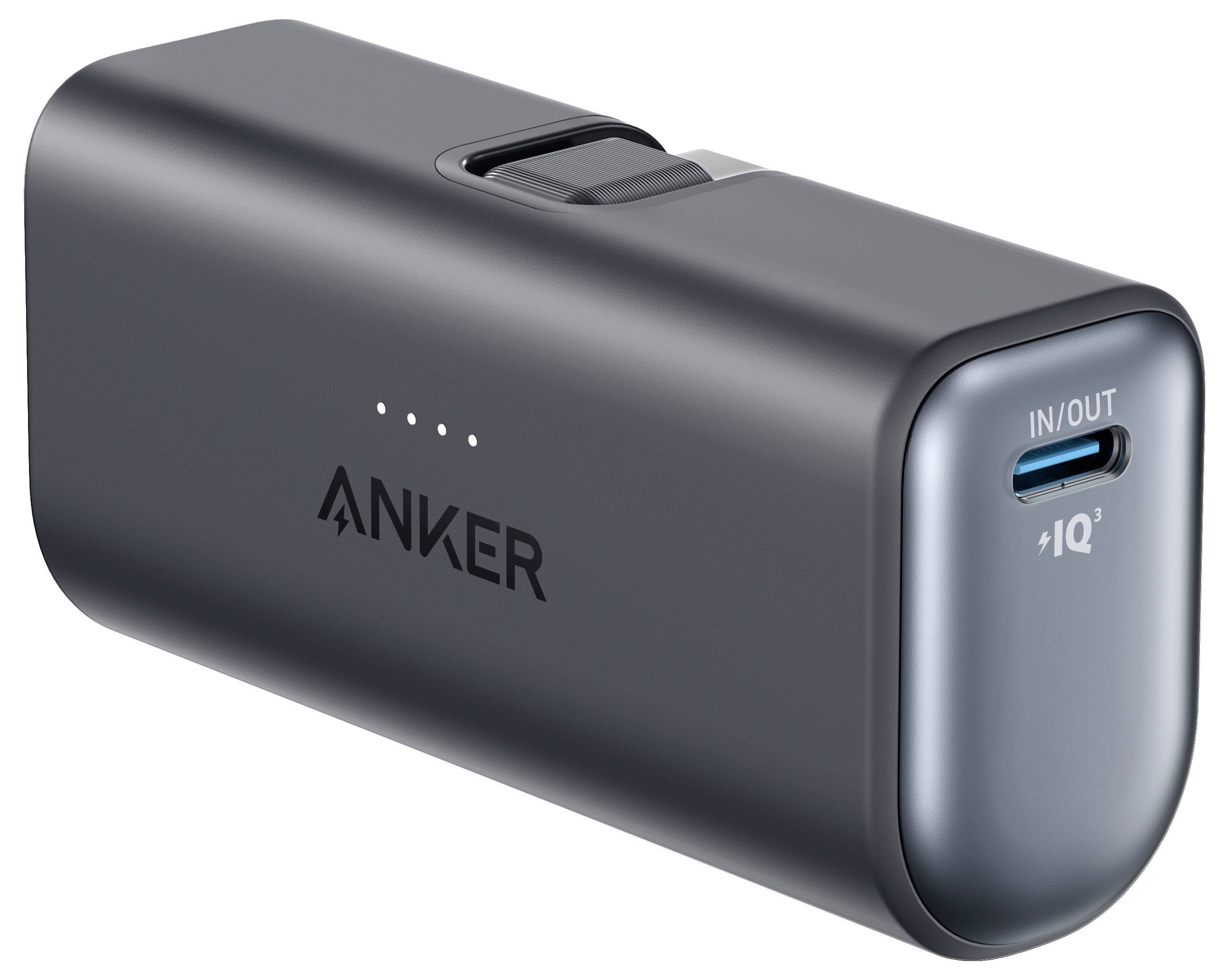 Ein kompaktes, schwarzes Anker-Ladegerät mit einem USB-C-Anschluss, der mit "IN/OUT" beschriftet ist. Die Oberfläche zeigt den Markennamen und vier Anzeigelichter.