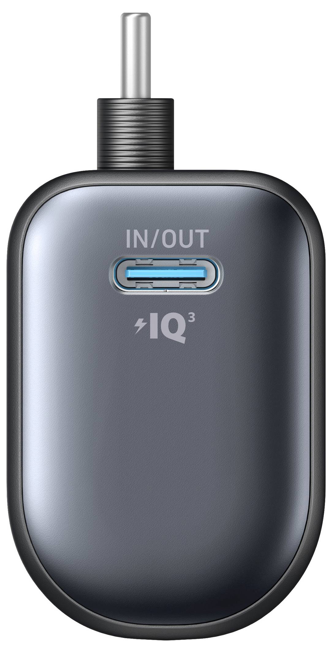 Ein schlankes schwarzes Gerät mit einem USB-Anschluss, beschriftet mit 'IN/OUT', und einem Metallstift oben, versehen mit der Markenbezeichnung 'IQ³'.