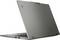 Ein schlanker, grauer Laptop, teilweise geöffnet, auf dessen Deckel das Lenovo-Logo zu sehen ist. Er wirkt elegant und modern und betont seine Mobilität.
