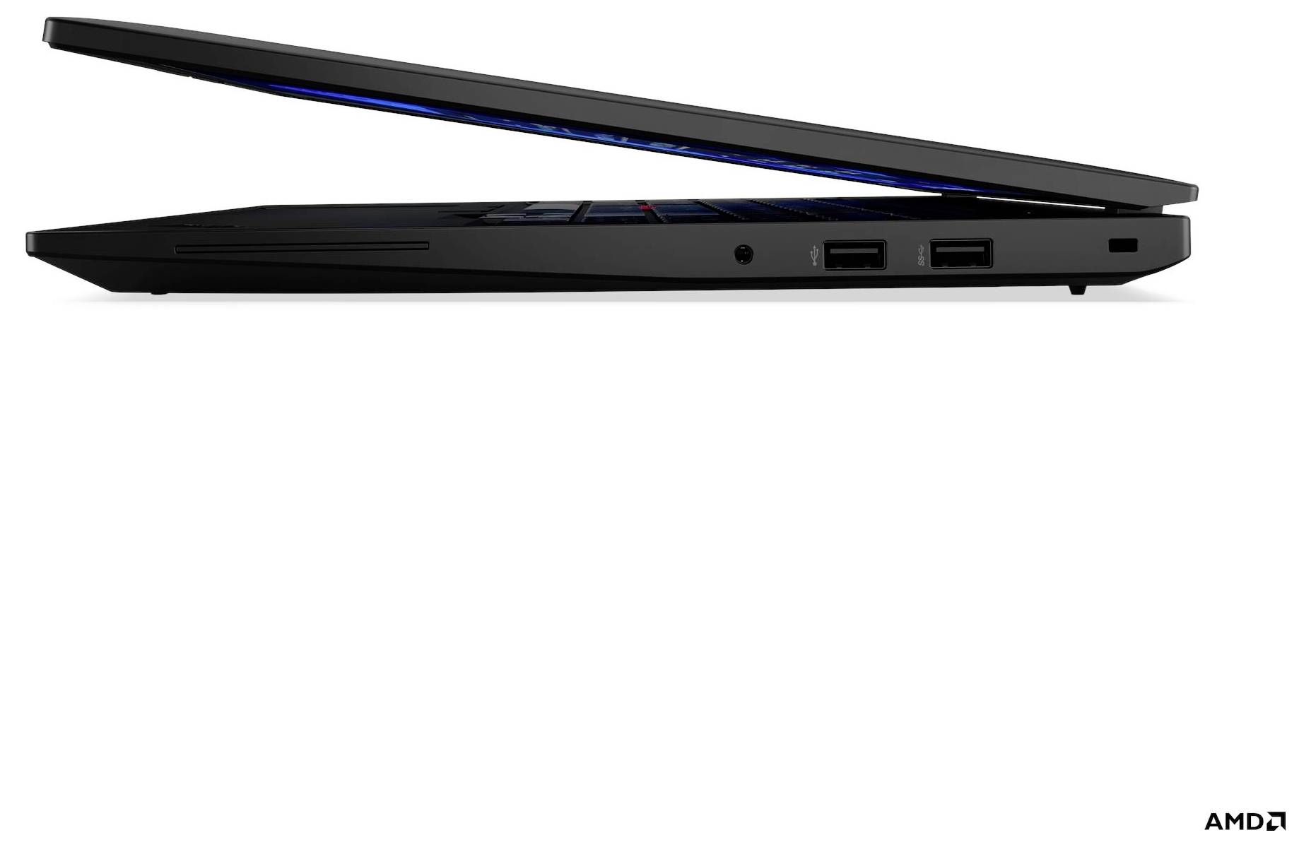 Eine Seitenansicht eines teilweise geöffneten Laptops, die zwei USB-Anschlüsse und einen Kopfhörerbuchse zeigt. Das Logo 'AMD' ist in der unteren rechten Ecke sichtbar.