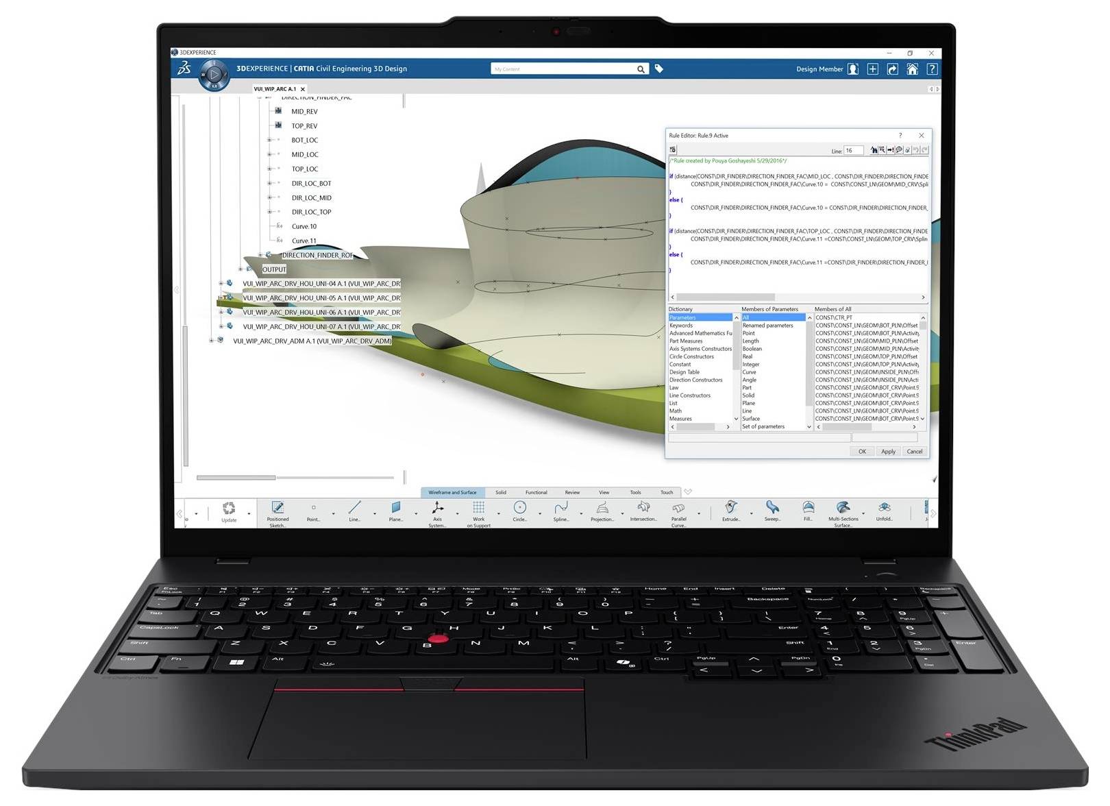 Ein Laptop zeigt Engineering-Design-Software mit einem 3D-Modell eines Flugzeugflügels und technischen Details auf dem Bildschirm.