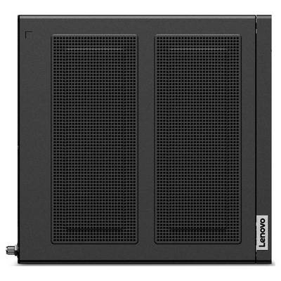 Ein schwarzes Lenovo-Computergehäuse wird gezeigt, das zwei große belüftete Paneele an einer Seite zur Kühlung aufweist, mit einem Lenovo-Logo in der unteren rechten Ecke.