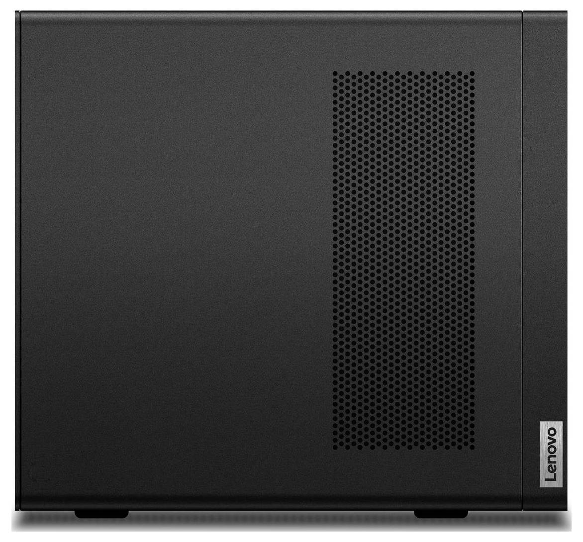 Ein schwarzer Lenovo-Computertower mit einer gelochten Seitentafel zur Belüftung. Wenig sichtbare Markierung auf der Vorderseite.