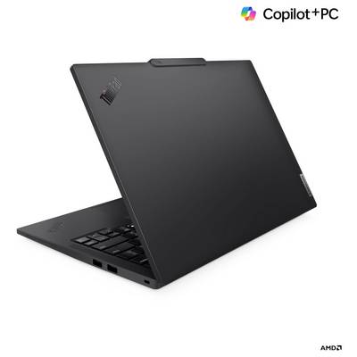 Ein schwarzer Laptop, halb geöffnet, auf dem die Logos 'Copilot+PC' und 'AMD' zu sehen sind. Das Design ist schlicht mit einer sichtbaren Tastatur.