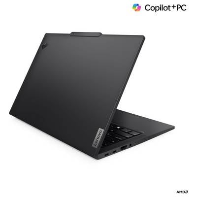 Ein schlanker, teilweise geöffneter Lenovo-Laptop mit minimalistischem Design, der das 'Copilot PC'-Logo auf einem weißen Hintergrund in der oberen rechten Ecke präsentiert.