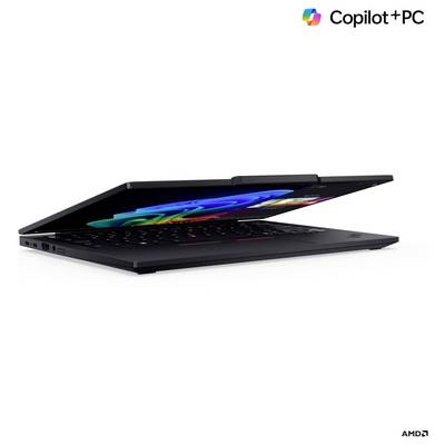 Ein teilweise geöffneter Laptop mit elegantem Design, der einen bunten Bildschirm zeigt und mit dem 'Copilot+PC'- und 'AMD'-Logo versehen ist.