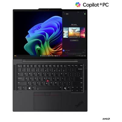 Ein schwarzer Laptop mit einer bunten Spirale auf dem Bildschirm und 'Copilot+PC' in der Ecke. Tastatur und Trackpad sind unterhalb des Bildschirms sichtbar.